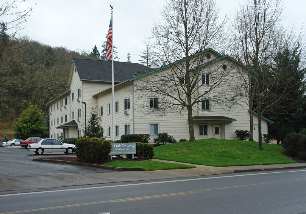 Oak Grove Retirement Center in Roseburg, OR - Foto de edificio