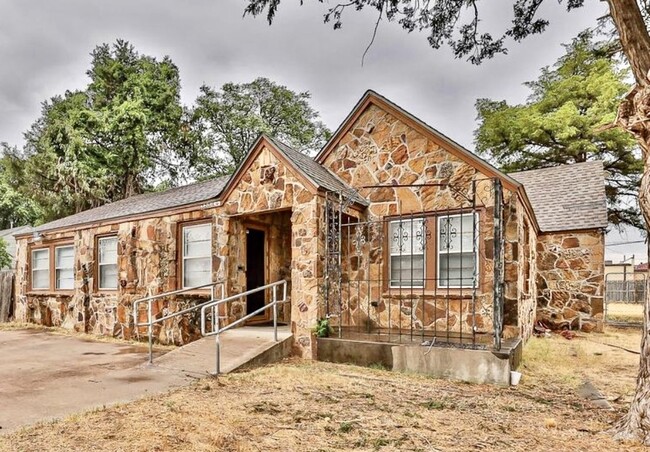 2204 20th St-Unit -0 in Lubbock, TX - Foto de edificio - Building Photo