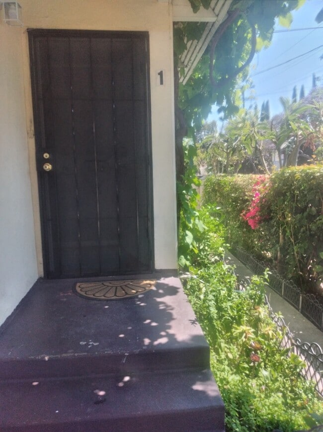 property at 1548 N Kingsley Dr