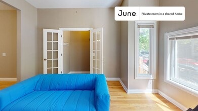 Private bedroom in 3 bed/1 bath Home in Chicago, IL - Building Photo - Building Photo