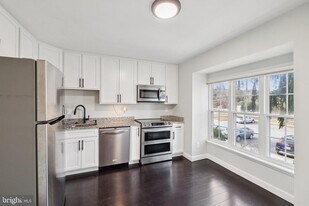 4241 Stockbridge Dr in Dumfries, VA - Building Photo