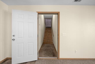 1420 E Redwood Blvd, Unit 1420 E Redwood BLVD in Brandon, SD - Foto de edificio - Building Photo