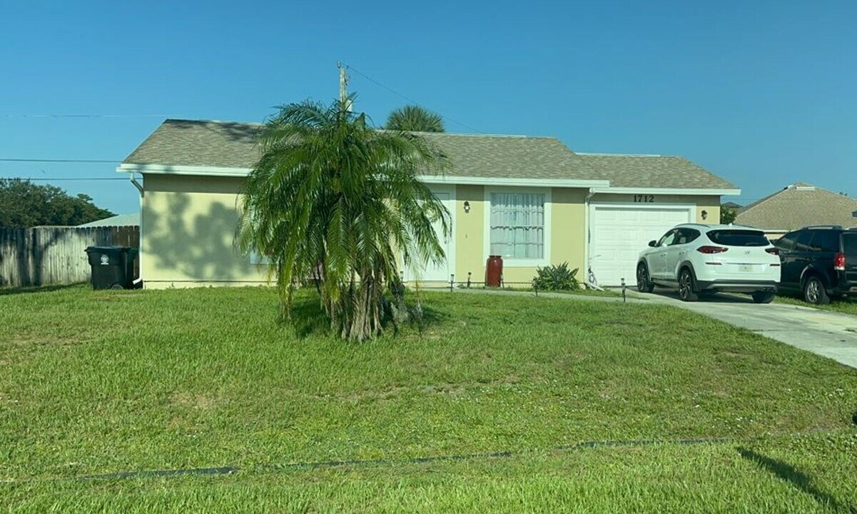 1712 SW Gloria Ln in Port St. Lucie, FL - Building Photo