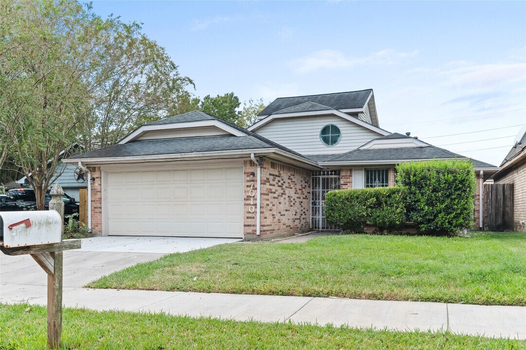 7010 Cape Forward Dr in Houston, TX - Building Photo