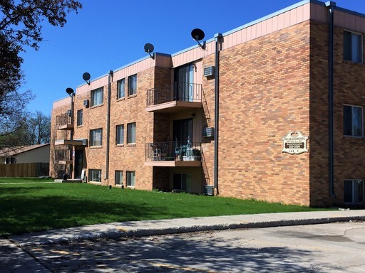 909 Apartments in Jamestown, ND - Foto de edificio