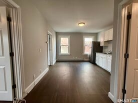 135 Caroline St in Bridgeport, CT - Building Photo