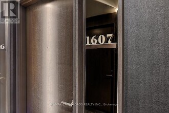 11 Yorkville Ave in Toronto, ON - Building Photo - Building Photo