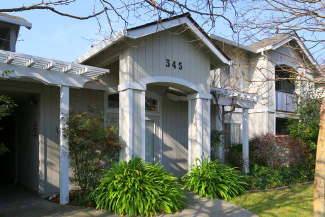 Baypoint Apartments in San Rafael, CA - Building Photo - Building Photo