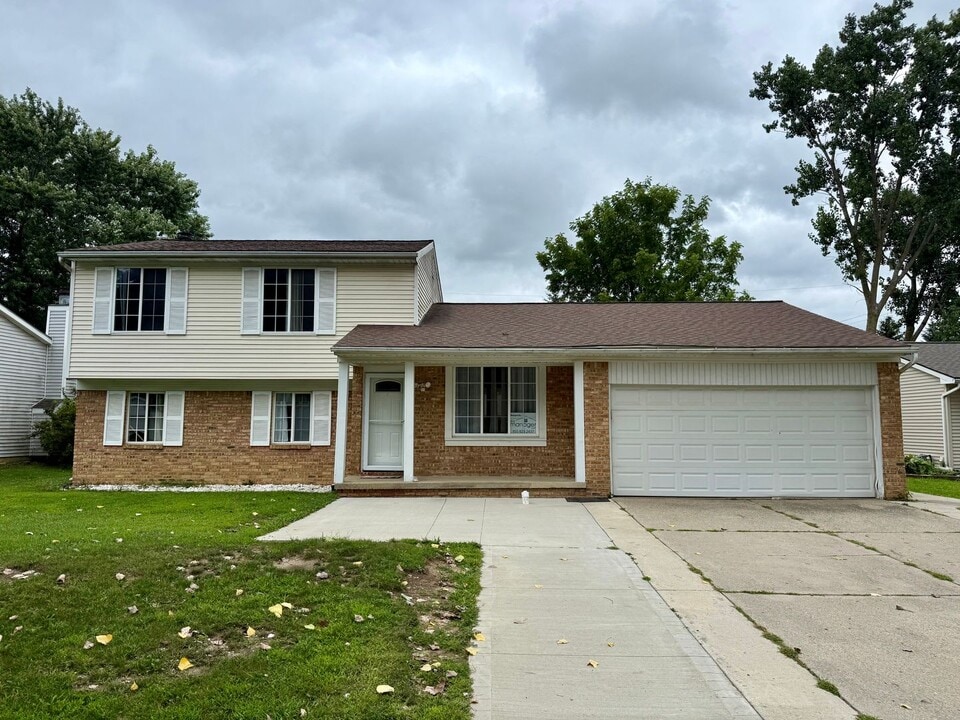 5016 Spring Well Ln in Grand Blanc, MI - Building Photo