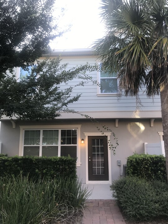 880 Taramundi Dr in Oviedo, FL - Building Photo