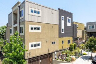 LA River House in Los Angeles, CA - Building Photo