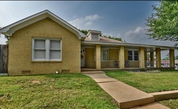 614 S Market St in Brenham, TX - Building Photo - Building Photo