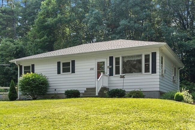 590 Ashby State Rd in Fitchburg, MA - Foto de edificio - Building Photo