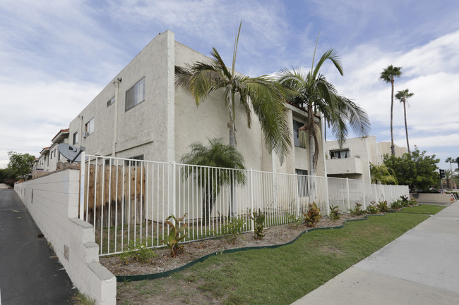 Courtyard Apartments