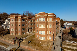 Oakland Apartments in Council Bluffs, IA - Building Photo - Primary Photo