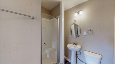 202 Walton Dr in College Station, TX - Building Photo - Building Photo