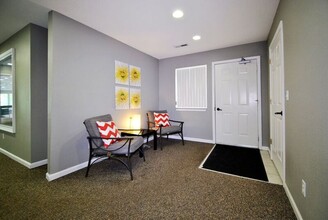 Village Place Apartments in South Rockwood, MI - Foto de edificio - Building Photo