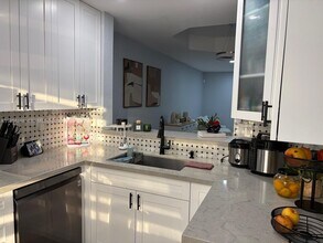 14113 SW 120th Ct in Miami, FL - Foto de edificio - Building Photo