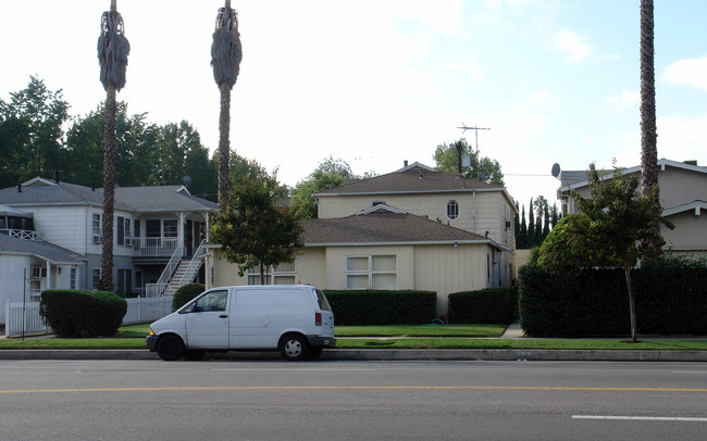 13810 Burbank Blvd in Van Nuys, CA - Building Photo - Building Photo