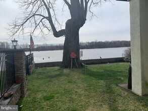 256 Radcliffe St in Bristol, PA - Foto de edificio - Building Photo