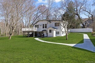 300 Waccabuc Rd in Goldens Bridge, NY - Building Photo