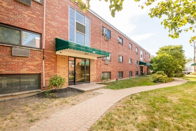 590 American Legion Hwy in Boston, MA - Building Photo - Building Photo