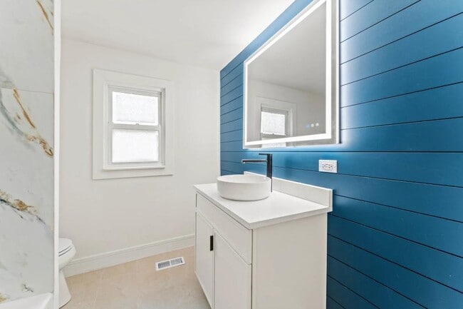 18241 Ridgewood Ave in Lansing, IL - Building Photo - Building Photo