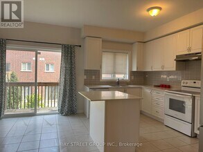 112 Gordon Cir in Newmarket, ON - Building Photo - Building Photo