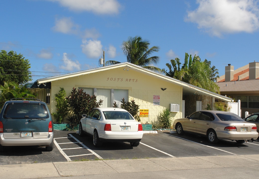 Josy's Apartments in Lauderdale-by-the-Sea, FL - Building Photo