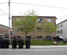 1 Birchlea Ave in Toronto, ON - Building Photo - Building Photo