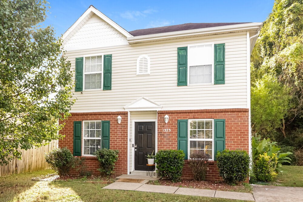 1323 E Nir Shreibman in La Vergne, TN - Foto de edificio