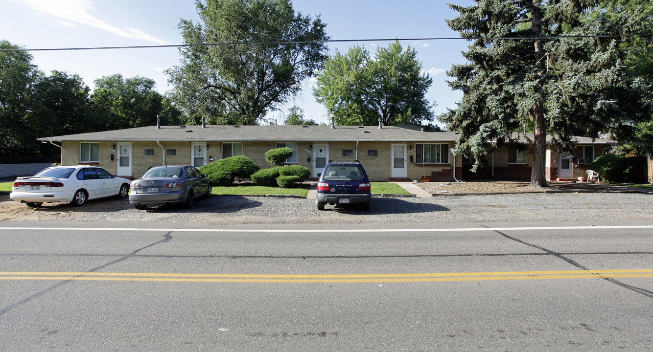 Village Green Apartments in Lakewood, CO - Building Photo