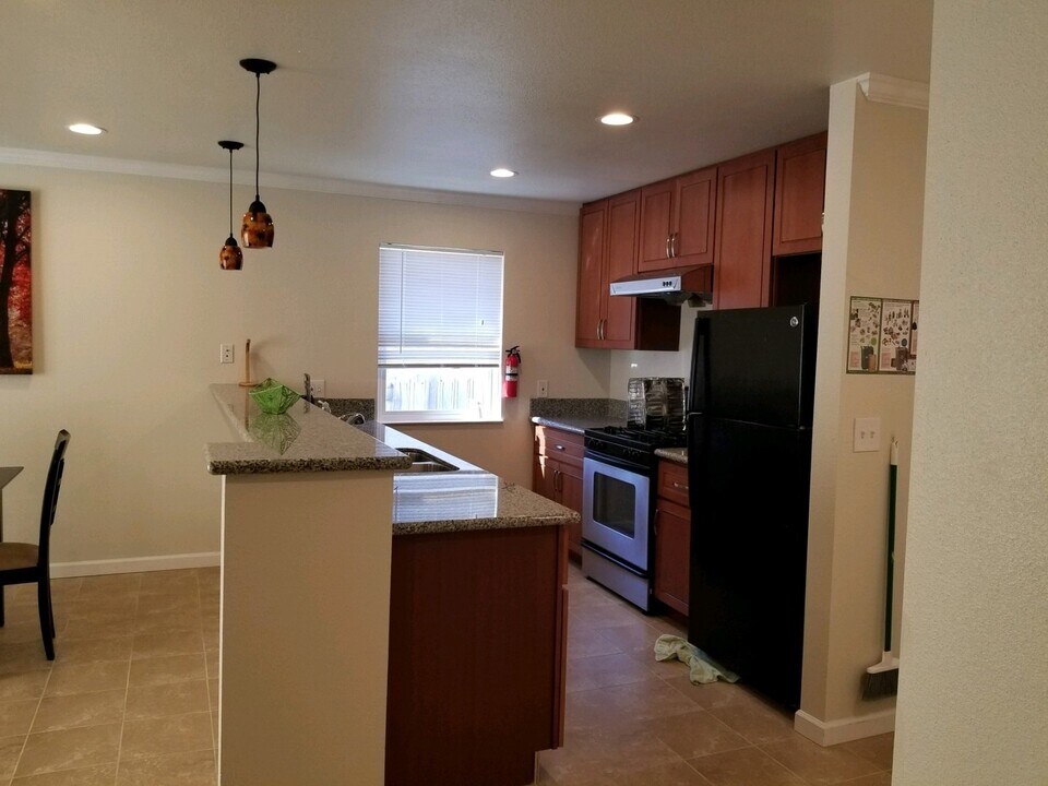 881 Stanford Ave in Oakland, CA - Building Photo