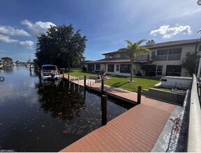 4803 Triton Ct W in Cape Coral, FL - Foto de edificio - Building Photo