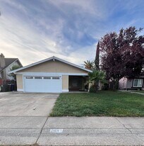 7441 Windjammer Way in Citrus Heights, CA - Building Photo