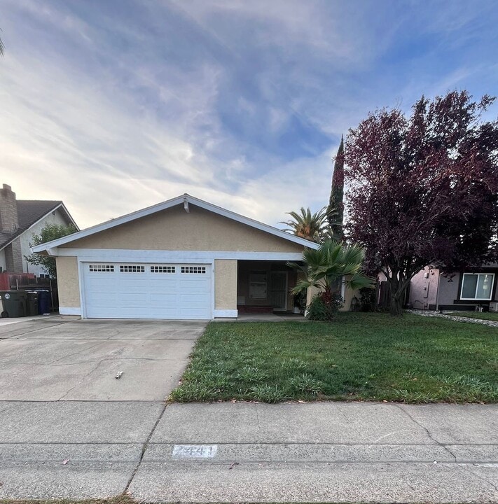 7441 Windjammer Way in Citrus Heights, CA - Building Photo