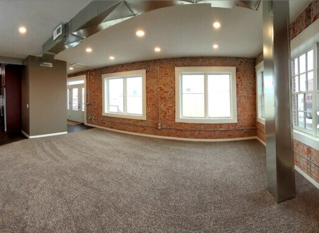 713 4th Ave, Unit 2nd floor Loft in Holdrege, NE - Foto de edificio - Building Photo