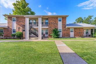 Hitchcock Living- Highland Point in Hitchcock, TX - Building Photo - Building Photo