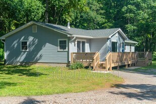 63 Ben Lippen Rd in Asheville, NC - Building Photo