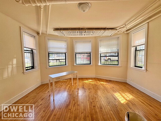 2327 N Spaulding Ave, Unit 1 in Chicago, IL - Foto de edificio - Building Photo