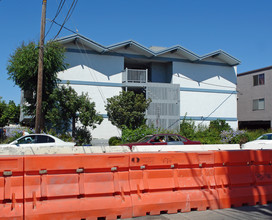 2451 Middlefield Rd in Redwood City, CA - Building Photo - Building Photo