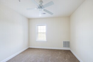 The Helm and Deemer's Landing in New Castle, DE - Building Photo