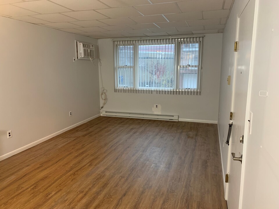 10 E 47th St, Unit Apt 2 in Bayonne, NJ - Building Photo