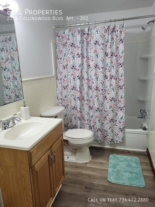 2115 Collingwood Blvd in Toledo, OH - Building Photo