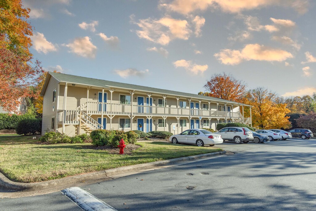 Oakwood Apartments in Newton, NC | ApartmentHomeLiving.com