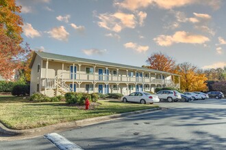 Oakwood Apartments in Newton, NC - Building Photo - Building Photo