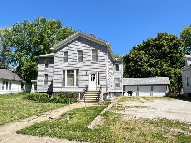 property at 614 E Walnut St
