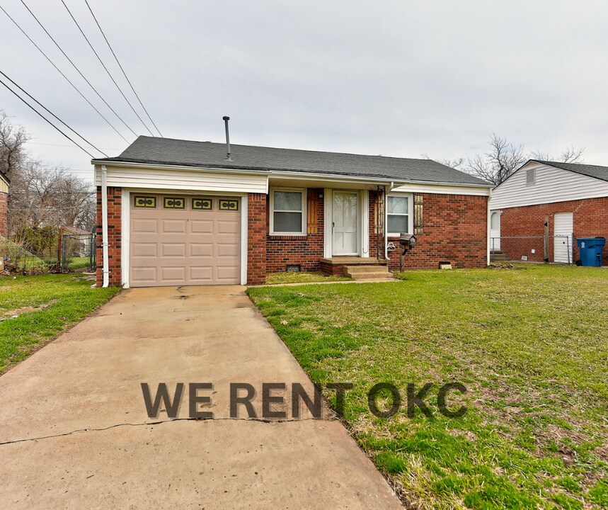 207 E Marshall Dr in Midwest City, OK - Foto de edificio
