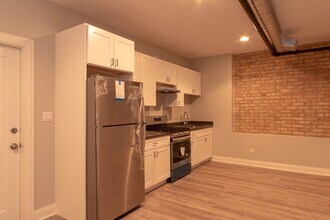 1369 W Greenleaf Ave in Chicago, IL - Building Photo - Building Photo