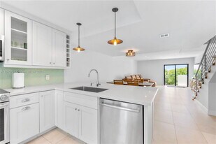 6901 Edgewater Dr in Coral Gables, FL - Building Photo